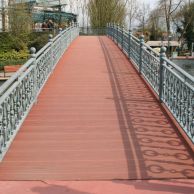 Im Freizeitpark wurde eine historische Brücke mit Trimax Bohlen gebaut